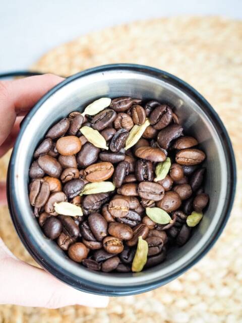 カルダモンコーヒーとは？中東やインドで愛される香辛料を入れたコーヒー