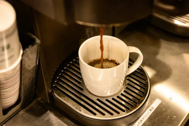 スタバのコーヒーにカフェインはどれくらい入っているのか？