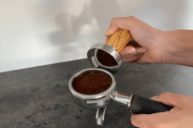 タンピングとは？美味しいエスプレッソを作るコツが動画と画像でわかる